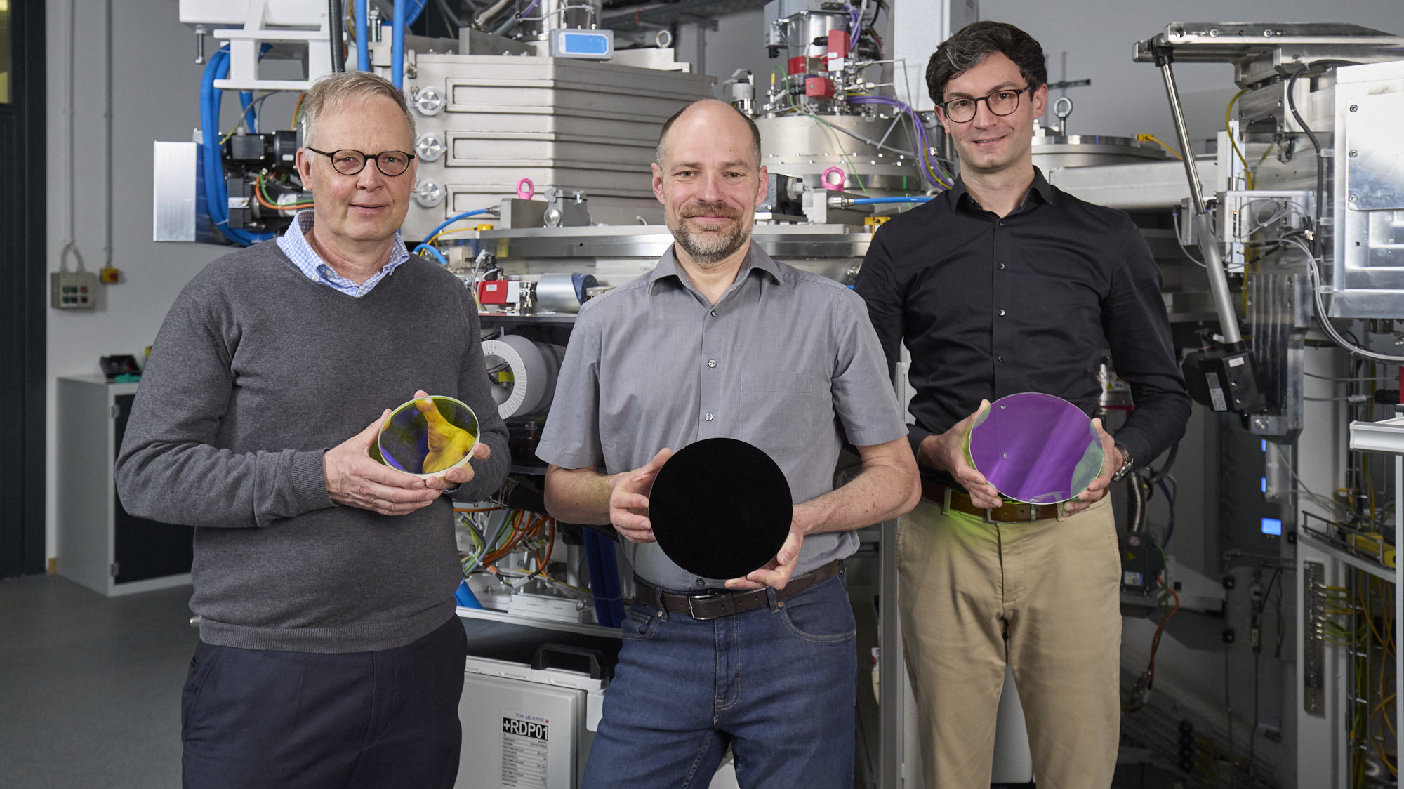 Ausgezeichnet mit dem Joseph-von-Fraunhofer-Preis 2026 (von links): Dr. Michael Vergöhl, Stefan Bruns und Dr. Philipp Farr vom Fraunhofer IST. 