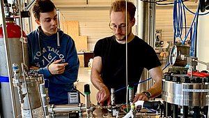 An der DHBW Mannheim lernen Studenten den Umgang mit Wasserstofftechnik kennen. Jetzt sollen sie an kostengünstigeren Bipolarplatten forschen.