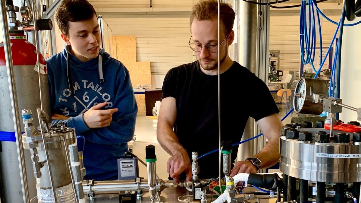 At DHBW Mannheim, students learn how to work with hydrogen technology. They are now set to conduct research on more cost-effective bipolar plates.