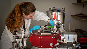 Johanna Byloff analysiert die Proben an der Beschichtungsmaschine des Empa-Spin-offs Swiss Cluster. 