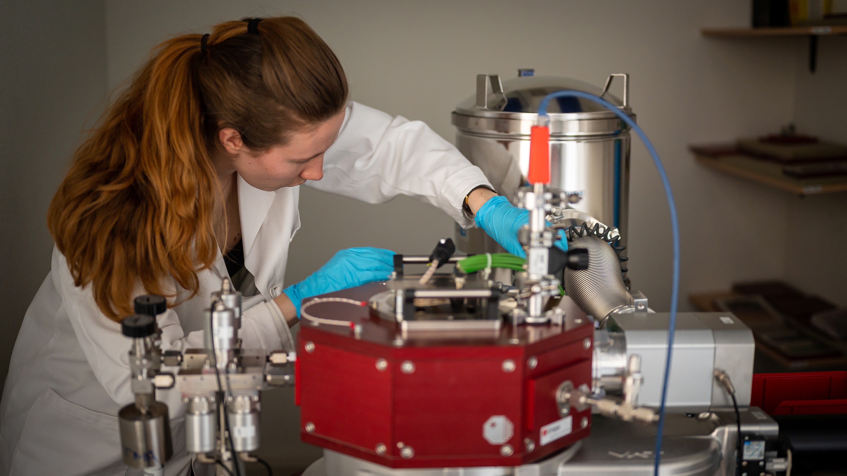 Johanna Byloff analyzes the samples on the coating machine at the Empa spin-off Swiss Cluster.