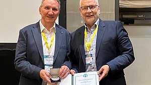 Prof. Holger Kersten (links) erhält den Rudolf-Jaeckel-Preis 2025 vom DVG-Präsidenten Prof. Sven Ulrich. 