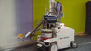 Maler-Roboter streicht Wand