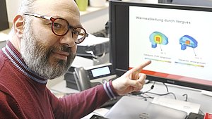 Chemiker Christoph Münz vor Monitor