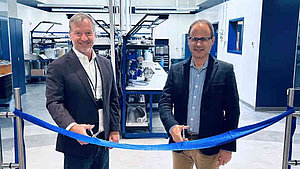 Dan Hoffman, Director Leak Detection Applications bei Inficon Americas (links), und Pierre Teszner, President of Global Sales Application and Services, eröffnen das neue Anwendungszentrum. 