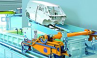 Rotationstauchsystem in Lackiererei mit Fahrzeug