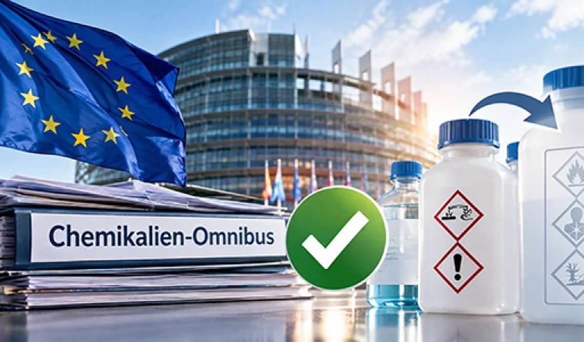 Chemikaliengebinde mit Etiketten in einem industriellen Umfeld