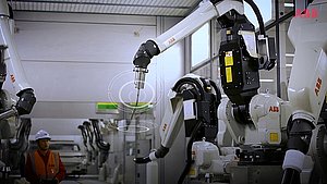 Lackierroboter mit eingeblendeter Grafik