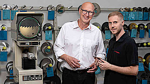 Together, they made it happen: Company owner Fabian Heugel (right) and Klaus Springer, a customer advisor at Oerlikon Balzers, examine a solid carbide saw blade coated with Baldia Varia. 