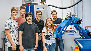 Foto Absolventen des Roboterführerscheins mit dem Handlingroboter Motoman MH24