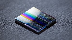 Der Hyperspektralfilter vereint drei linear variable Bandpassfilter inklusive Breitbandblockung auf einem Substrat mit einer Größe von nur 100 mm². 