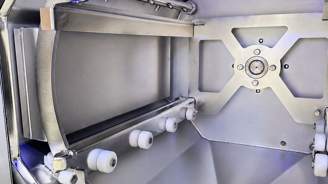 Hygienic Design: Das spezielle Kammerdesign der Reinigungsanlage vermeidet Kontaminationsbereiche und erlaubt einem schnellen und vollständigen Abfluss der Flüssigkeiten.