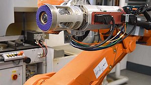 Roboter mit Schleiflamellenteller
