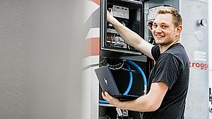 Mann an Druckluftkompressor