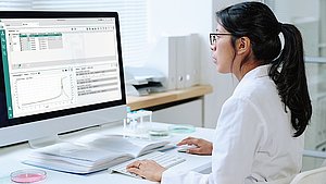 Mitarbeiterin Labor