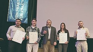 Jurymitglied Markus Single mit Preisträgern Pulver-Award