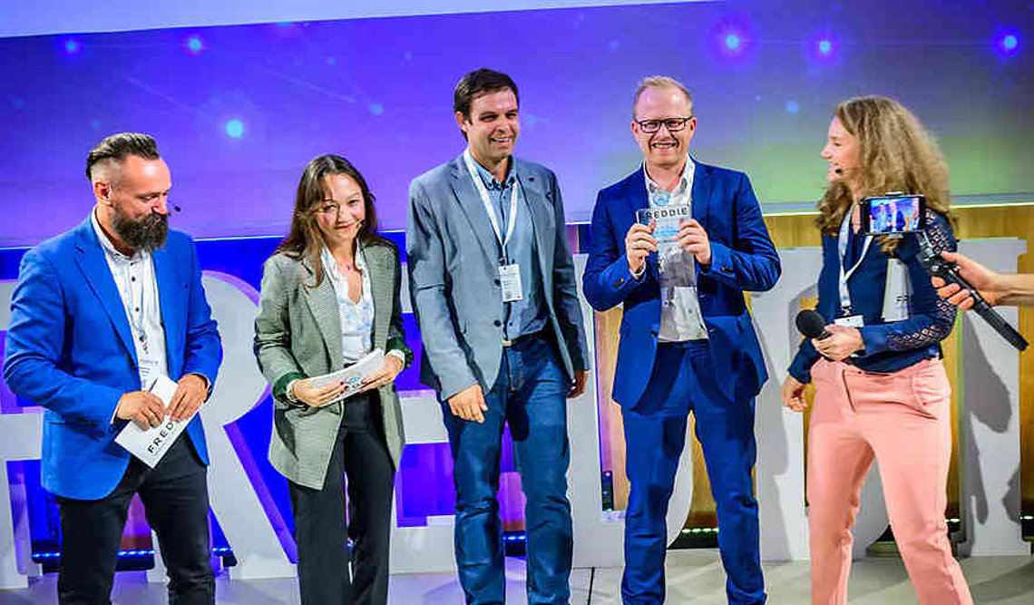 Die Verantwortlichen für die KI-gestützte Produktionsplanung bei Vacom können sich freuen: Für die Software gewannen sie den Freddie-Industrial-AI-Award. 