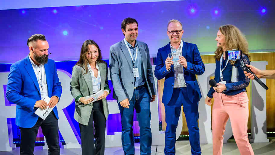 Die Verantwortlichen für die KI-gestützte Produktionsplanung bei Vacom können sich freuen: Für die Software gewannen sie den Freddie-Industrial-AI-Award. 