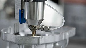 Plasmatreat zeig HydroPlasma in der Anwendung auf der parts2clean