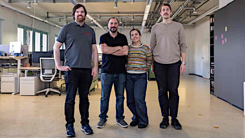 Für die Umsetzung der Kombination von ALD und PVD in der Wirtschaft hat das Führungsteam von Swiss Cluster (von links: Kevin Lücke, CTO, Dr. Carlos Guerra, CEO, Gabriela Sanchez, COO und Bryan Dousse, CPO) den Swiss Economic Award 2026 gewonnen.