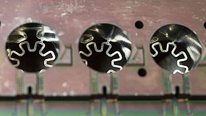 Die münzgroßen Rotoren für Gaspedalsensoren werden bei FWB Kunststofftechnik im Folgeverbundspritzen aus Aluminium gestanzt und später mit Kunststoff umspritzt.