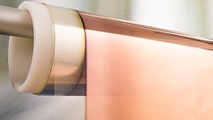 Mittels Elektronenstrahlverdampfung mit Kupfer beschichtete Kunststofffolie zur Verwendung als Metall-Polymer-Stromkollektor (composite current collector) für Batteriezellen.
