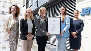 Das Team von Denos freut sich über die Auszeichnung als "Best Place to Learn"
