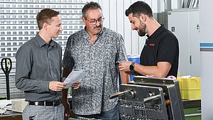 Auf der richtigen Spur (von links): Lucas Höer und Andreas Ziller von Saxonia-Franke und Kundenberater Alexander Sulz von Oerlikon Balzers wählten Balinit Mayura als Beschichtung für die Stempel aus.