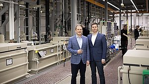 Tobias Kleiber und Chris Jentner in der Galvanik