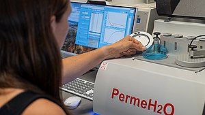 Frau vor Prüfgerät