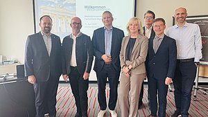 Geschäftsführer Robert Hild (links) mit dem neuen Vorstandsvorsitzenden Dr. Urs Herding (2. v. li.) und Vorstandsmitgliedern (Bild: VDMA)