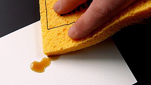 Fleck mit Schwamm entfernen
