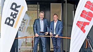 Markus Sandhöfner, Geschäftsführer der B&R Industrie-Elektronik GmbH, und Jörg Rommelfanger, Leiter der Robotics-Division von ABB in Deutschland