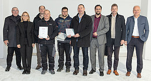 Friedrich Pink und Andrea Pink (Aufsichtsrat, 1. und 2. v.l.) ehrten mit Christian Faulhammer (ab 1.1.25 Geschäftsführer Vertrieb, 3.v.r.), Stefan Wolf (kaufm. Geschäftsführer, 2.v.r.) und Volker Heidinger (techn. Geschäftsführer, 1.v.r.) diese anwesenden Jubilare der Pink GmbH Vakuumtechnik für langjährige Betriebszugehörigkeit (Mitte v.l.n.r.): Dr. Florian Fellenberger, Christian Seitz und Sascha André Schröder (alle 10 Jahre) sowie Michael Penning (35 Jahre im Unternehmen).