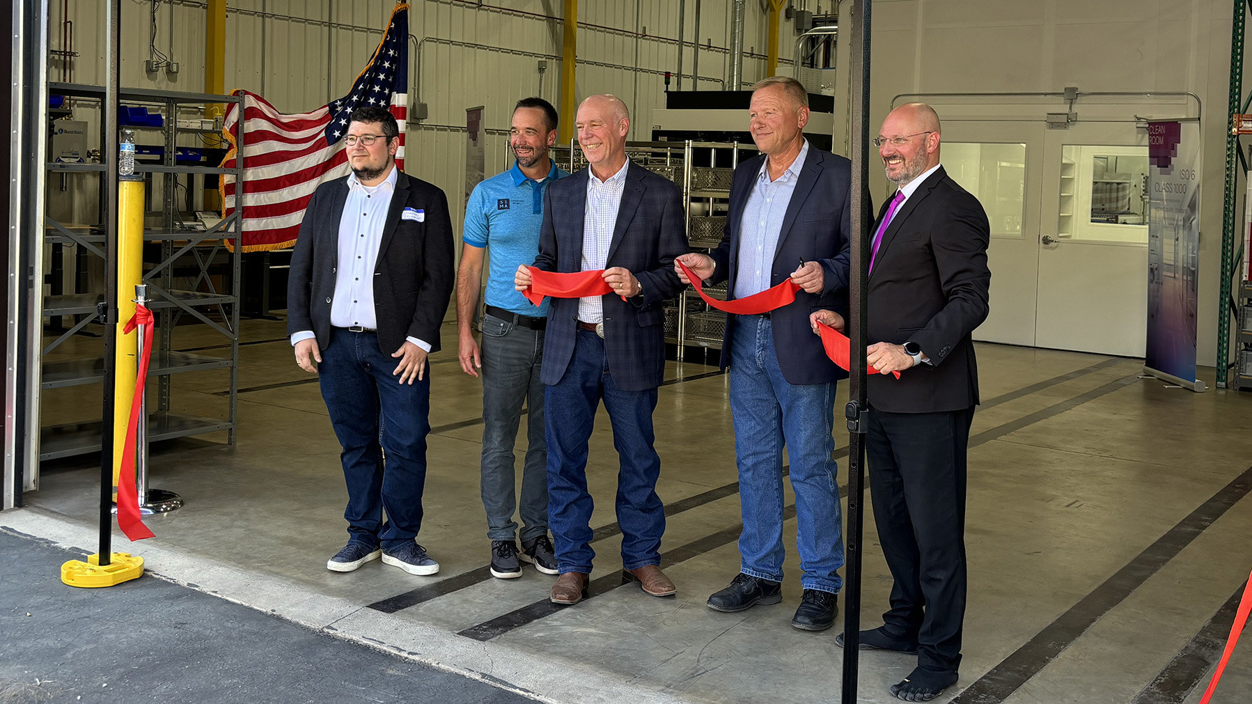 They opened the new Vacom location together (from left): Marcel Klessen (Vacom), Jason Davis (architect), Greg Gianforte (Governor of Montana), Dan Bartel (former senator) and Jens Bergner (CEO Vacom). 
