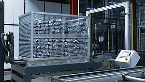 Gitterbox vor Megavac-Anlage