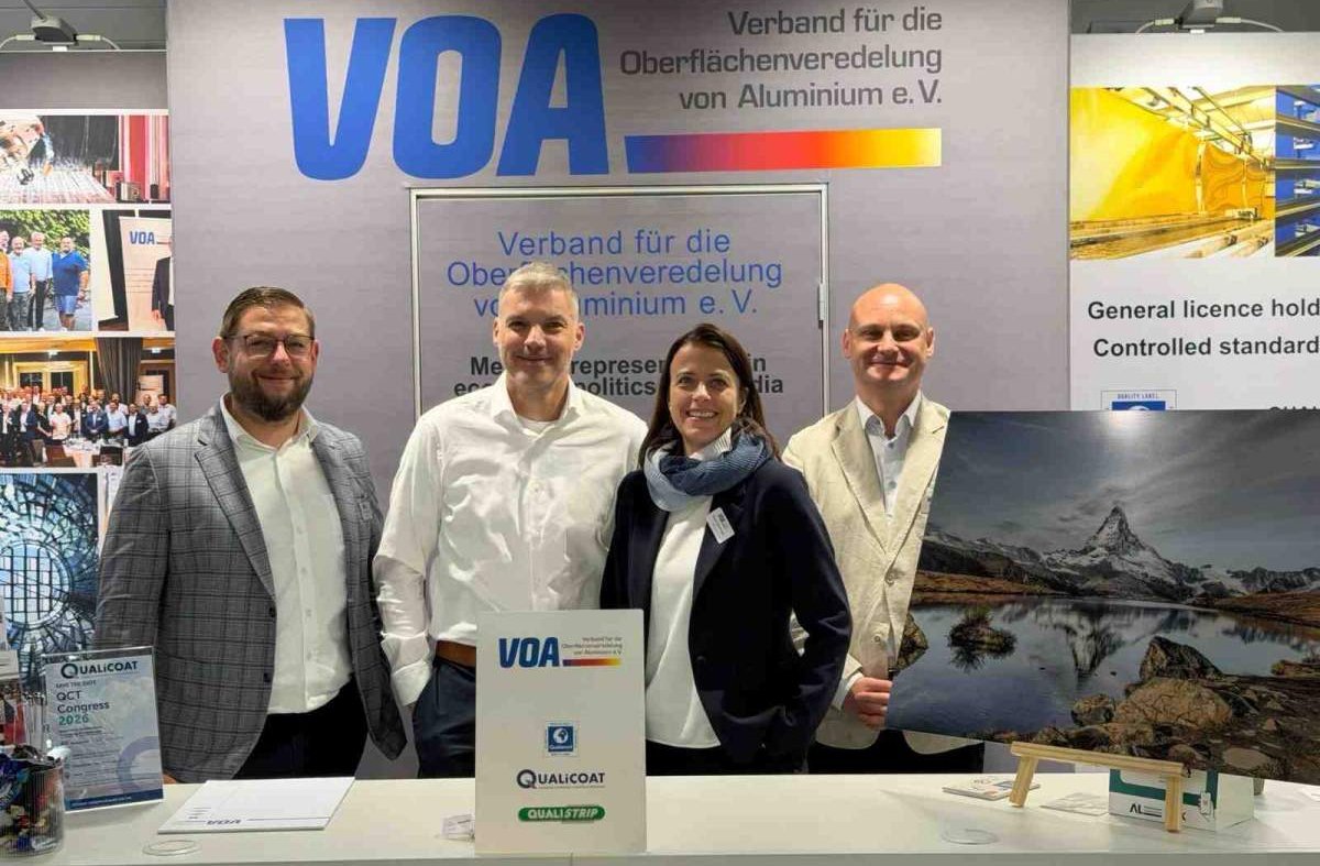 Messestand des VOA auf der Aluminium 2026 mit Beispielen veredelter Aluminiumoberflächen