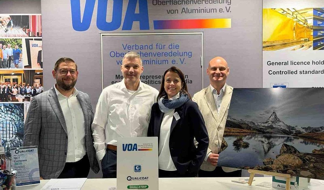 Messestand des VOA auf der Aluminium 2026 mit Beispielen veredelter Aluminiumoberflächen