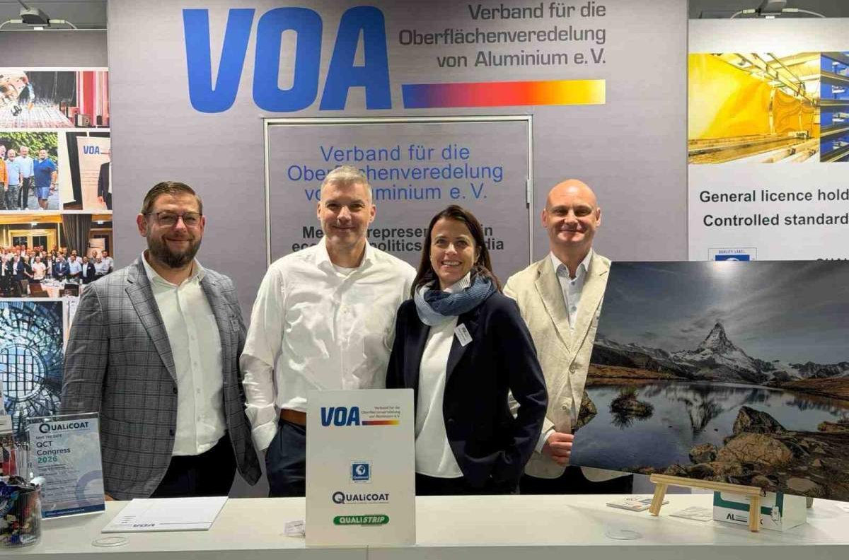 Messestand des VOA auf der Aluminium 2026 mit Beispielen veredelter Aluminiumoberflächen