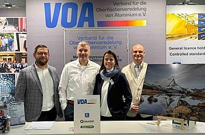 Messestand des VOA auf der Aluminium 2026 mit Beispielen veredelter Aluminiumoberflächen
