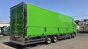 Mit Lamilux Sunsation lackierter Trailer