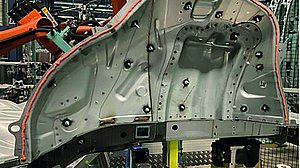 Motorhaube mit Klebstoffraupe