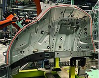 Motorhaube mit Klebstoffraupe