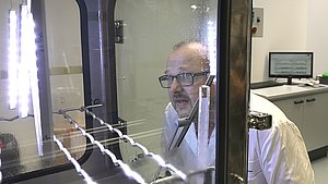 Dirk Kall, Peters Research, blickt in Klimaschrank