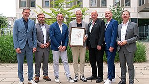 Dietmar Ahle mit Urkunde und Vorstandskollegen