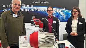 Viola Schäfer, Marktmanagerin R&D bei Pfeiffer Vacuum, Dr. Sebastian Keckert, Professor Kurt Aulenbacher