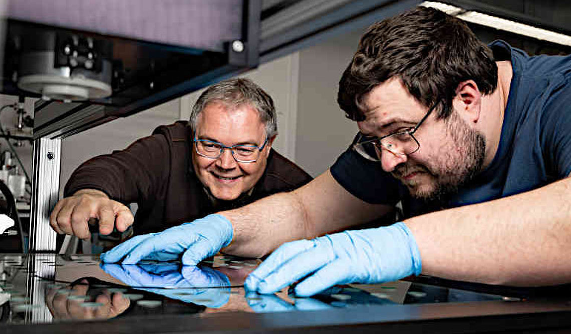 Dr. Volker Sittinger (links), Abteilungsleiter „Diamantbasierte Systeme“ am Fraunhofer IST, überprüft mit einem Kollegen ein Messergebnis am Mappingtisch mithilfe des neuen Fit-Verfahrens.