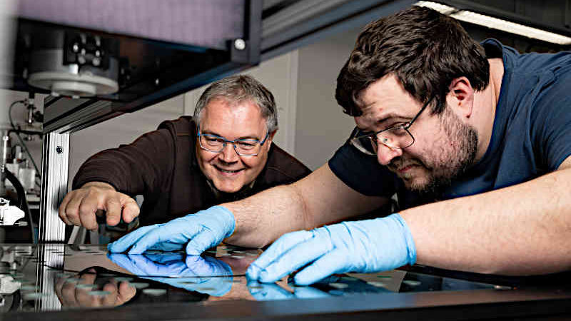 Dr. Volker Sittinger (links), Abteilungsleiter „Diamantbasierte Systeme“ am Fraunhofer IST, überprüft mit einem Kollegen ein Messergebnis am Mappingtisch mithilfe des neuen Fit-Verfahrens.