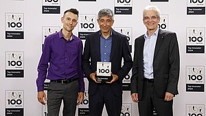 Von links: Igor Rudel (Betriebsleiter), Rangar Yogeshwar, Franz Rieger (Geschäftsführer), TOP-Preisverleihung