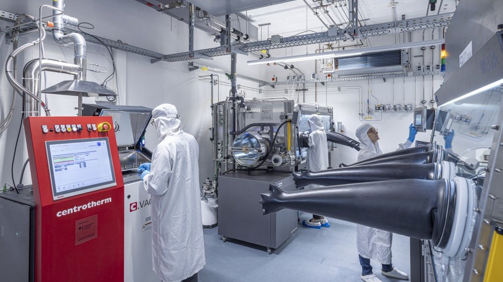 To pave the way for the industrial implementation of tandem solar cells, Fraunhofer ISE has opened a new laboratory.